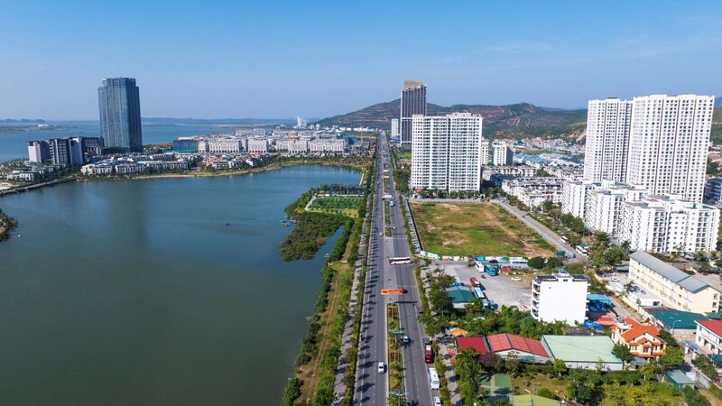 Đường Hoàng Quốc Việt là một trong những con đường đẹp nhất Hạ Long. Ảnh: MIK Group