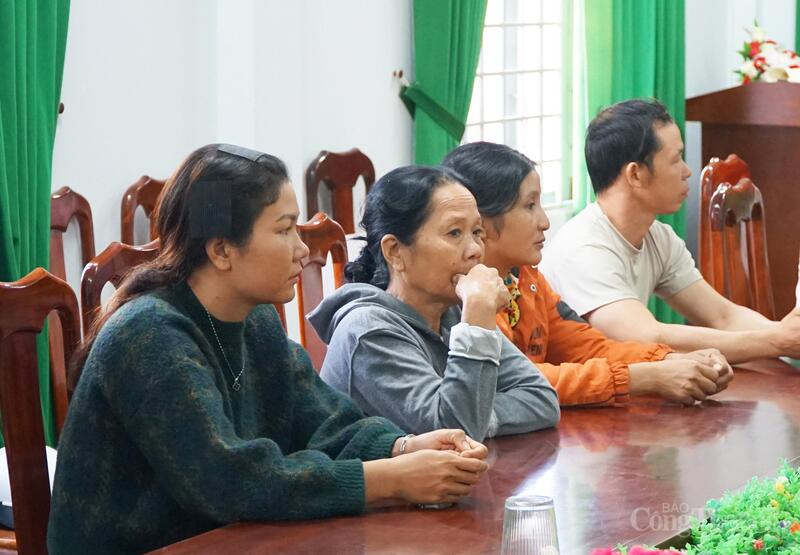 Người dân thôn Ea Hăn trong một buổi làm việc với lãnh đạo UBND xã Yang Mao. Ảnh: Vũ Long