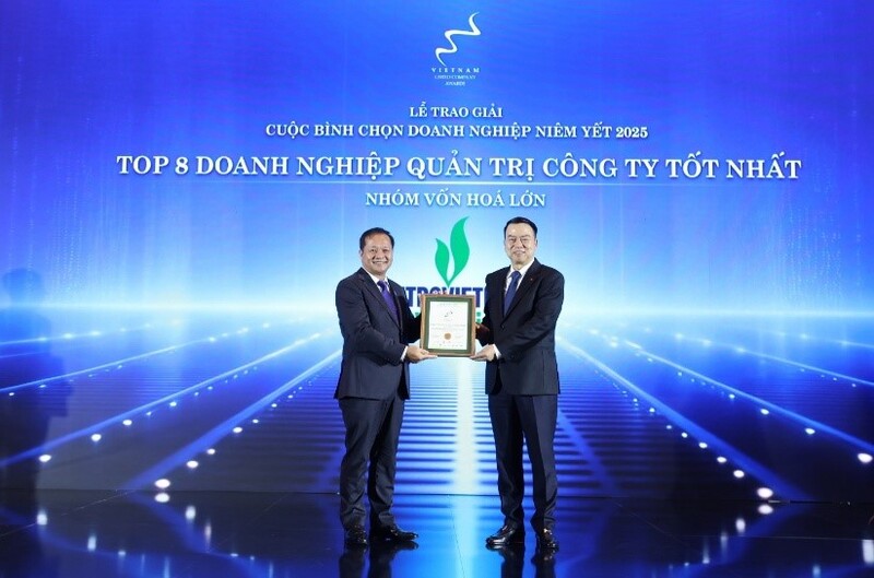 Thứ trưởng Bộ Tài chính Nguyễn Đức Chi trao danh hiệu Top 8 Doanh nghiệp quản trị công ty tốt nhất, nhóm vốn hóa lớn cho ông Mai Thế Toàn, Chủ tịch HĐQT PV Drilling (Ảnh: PV Drilling)