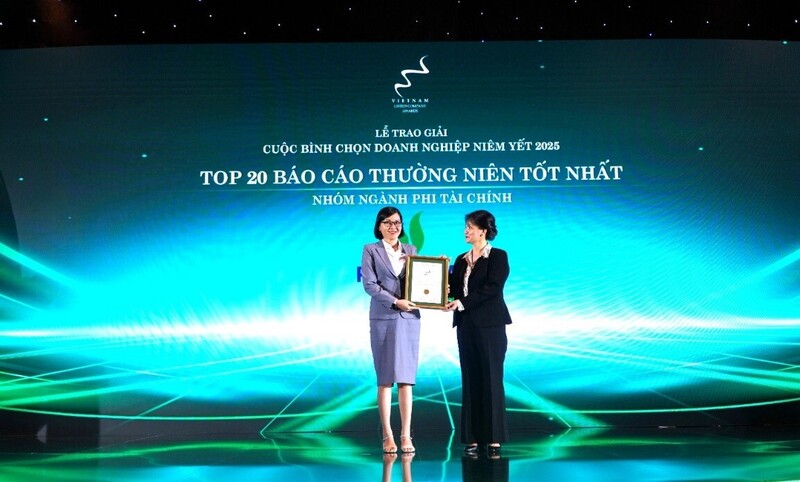 Bà Trần Thu Hằng, Chánh Văn phòng Tổng công ty, đại diện PV Drilling nhận giải Top 20 Báo cáo thường niên tốt nhất, nhóm ngành phi tài chính (Ảnh: PV Drilling)