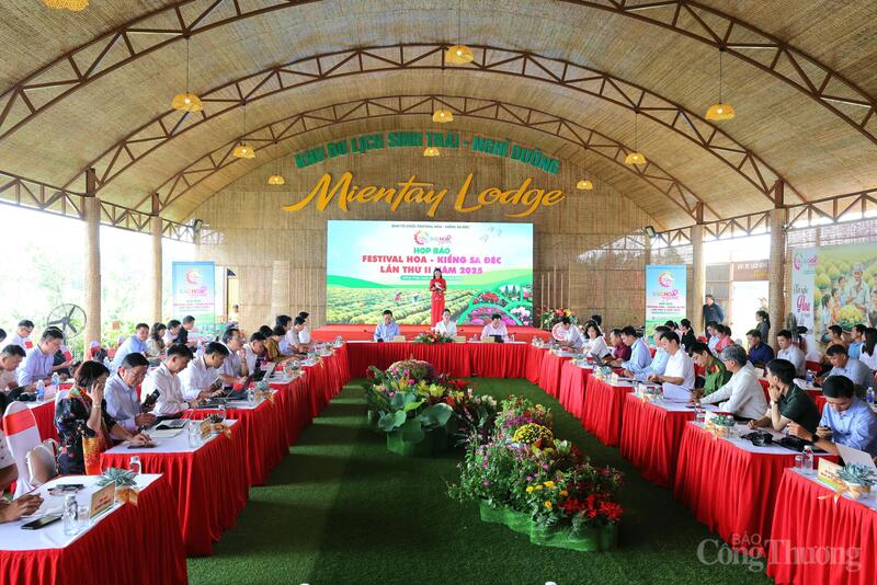 Quang cảnh họp báo.