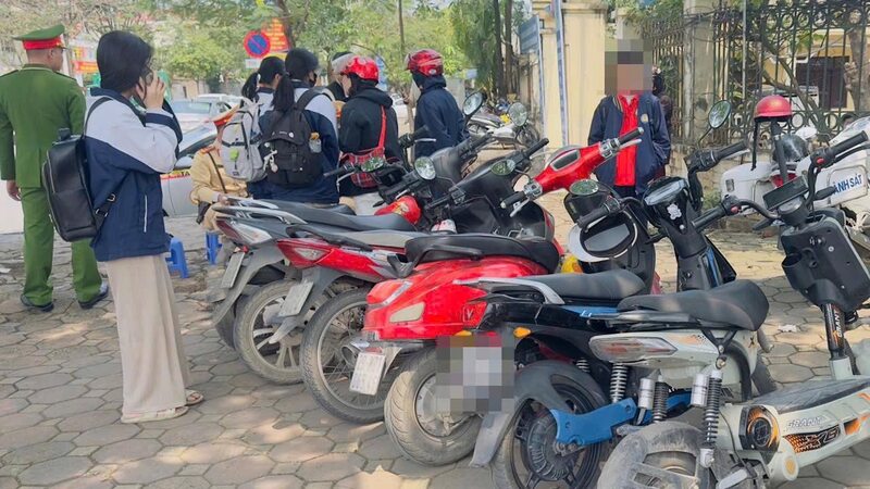 Gần 2.000 học sinh và phụ huynh vi phạm giao thông trong ngày 4/12. Ảnh: Cục Cảnh sát giao thông