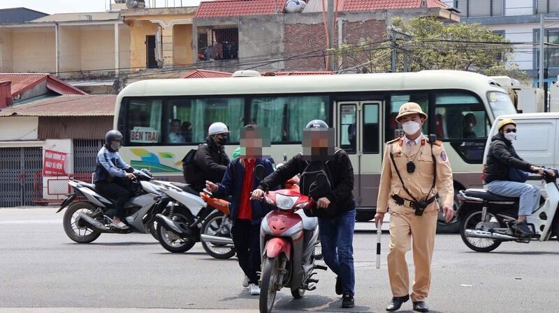 Lực lượng Cảnh sát giao thông kiểm tra, xử lý trường hợp phụ huynh vi phạm giao thông. Ảnh: Cục Cảnh sát giao thông