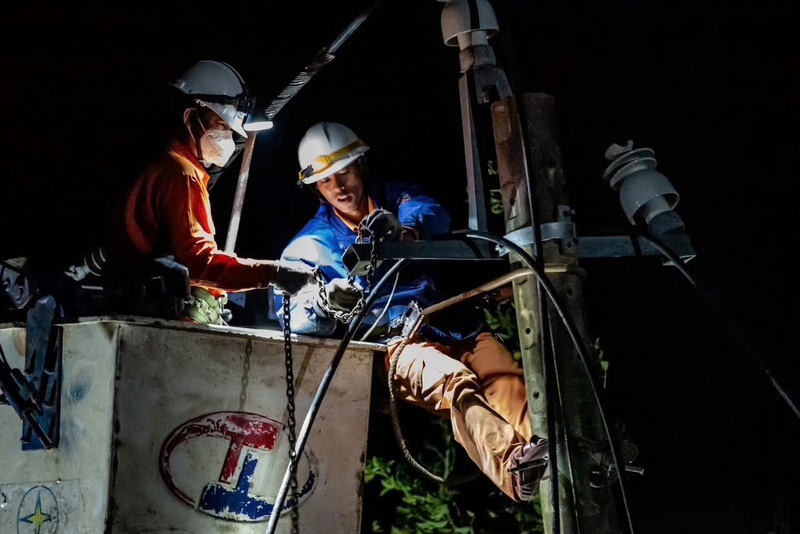 Thợ điện miền Trung khắc phục các sự cố điện do bão lũ vừa qua.