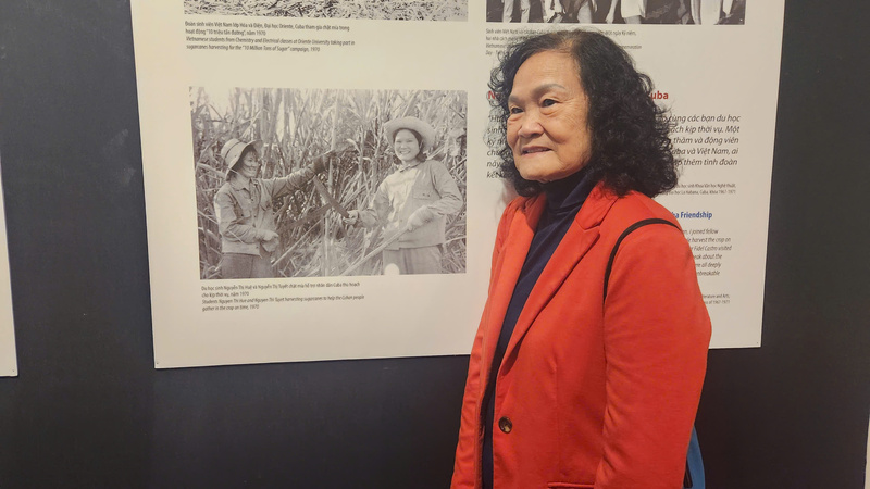 Bà Nguyễn Thị Huệ bên bức ảnh ghi lại lao động thời sinh viên tại Cuba (bà Huệ thời sinh viên bên phải ảnh nhỏ).