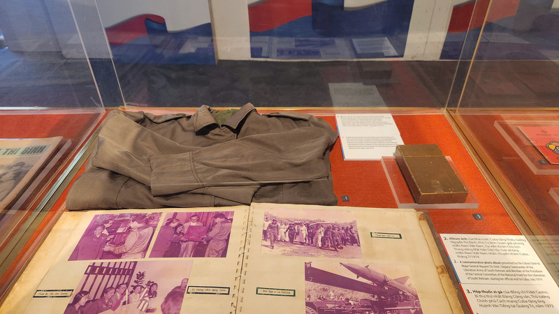 Tấm áo do lãnh tụ Cuba Fidel Castro tặng Phó Tư lệnh Quân giải phóng miền Nam Việt Nam Nguyễn Thị Định nhân chuyến thăm Cuba tháng 7/1974.