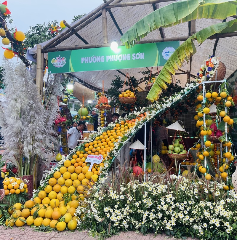 Gian hàng của phường Phượng Sơn. Ảnh: Nguyễn Hương