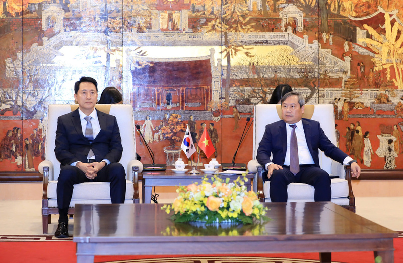 Chủ tịch UBND Thành phố Hà Nội Vũ Đại Thắng tiếp và làm việc với Thị trưởng Seoul Oh Se-hoon. Ảnh: Mạnh Linh