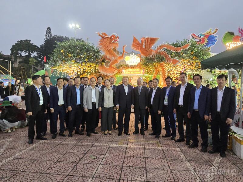 Lãnh đạo tỉnh Bắc Ninh cùng các vị đại biểu, khách mời chụp ảnh lưu niệm tại lễ hội.