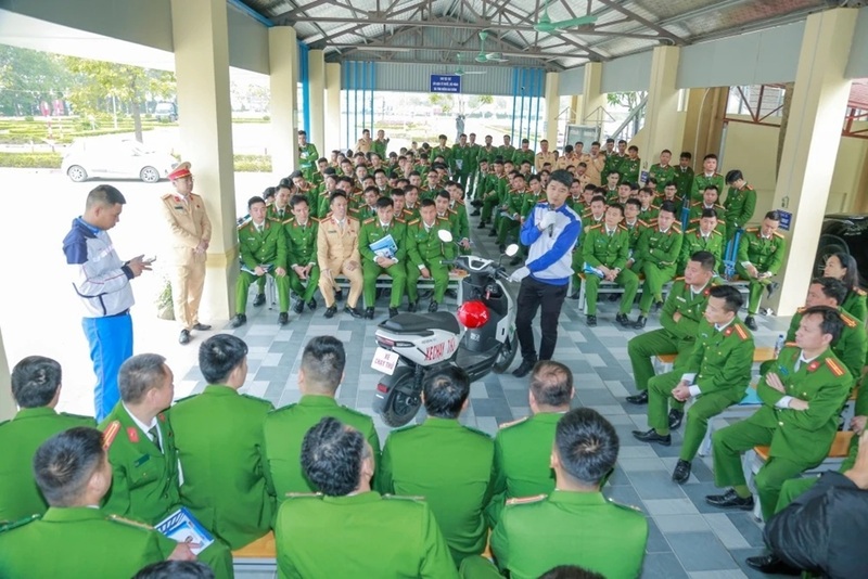 Honda Vietnam instructors presented the training program content and practiced safe driving skills for students who are police officers from communes and wards in Thanh Hoa province. Photo: Thanh Hoa Police.