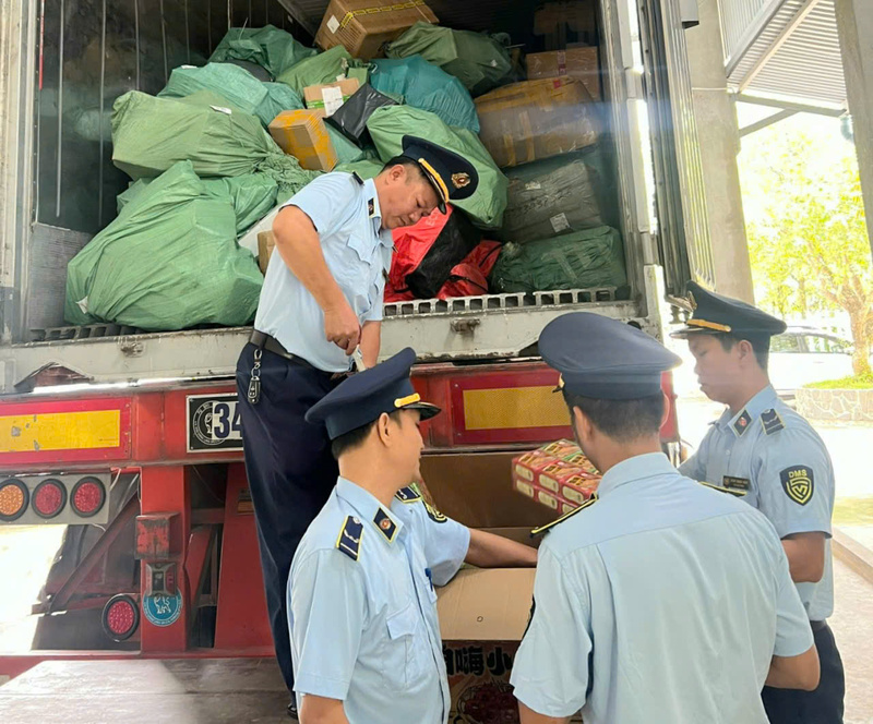 Lực lượng quản lý thị trường tăng cường kiểm tra hàng hoá trên khâu vận chuyển. Ảnh: Nguyễn Tuấn