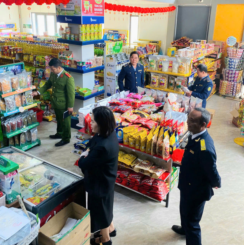 Lực lượng quản lý thị trường thành phố Huế phối hợp với các lực lượng chức năng tổ chức đợt cao điểm kiểm tra các mặt hàng thiết yếu dịp cuối năm. Ảnh: Nguyễn Tuấn