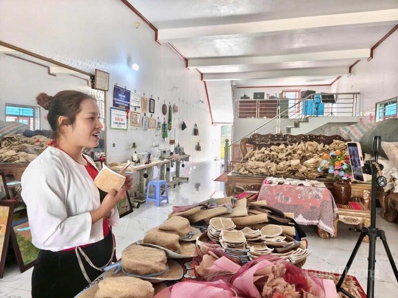 Các sản phẩm từ xơ mướp từng bước ra thị trường nhờ thương mại điện tử.