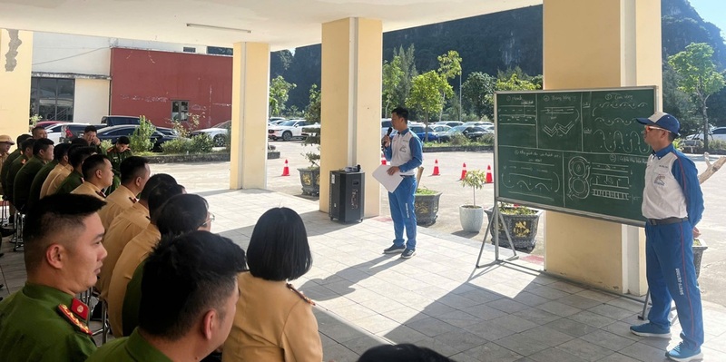 Instructing students in the theoretical part. Mr.: Quang Ninh Provincial Police.
