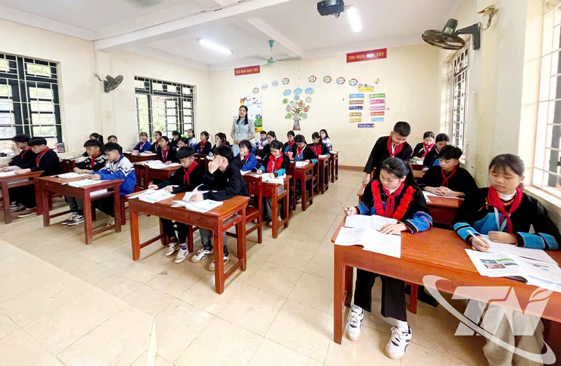 Học sinh Trường Phổ thông Dân tộc nội trú THCS Chợ Mới trong giờ học