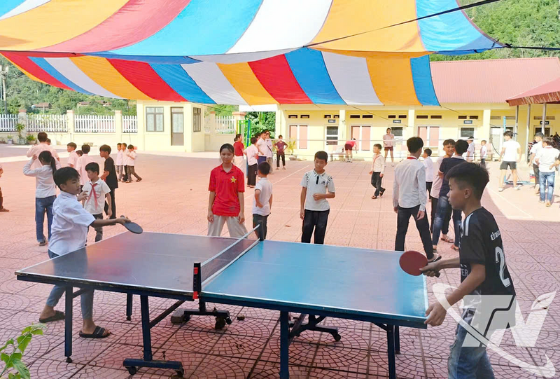 Học sinh Trường Tiểu học và THCS Đôn Phong trong giờ ra chơi