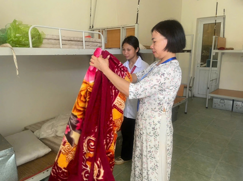 Cô giáo Trường Tiểu học và THCS Đôn Phong chăm lo hướng dẫn, chỉ bảo học sinh từng nết ăn ở, sinh hoạt thường ngày