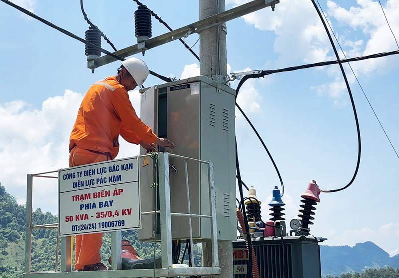 Nhân viên ngành điện đóng điện trạm biến áp phục vụ người dân thôn Phia Bay, xã Cao Minh