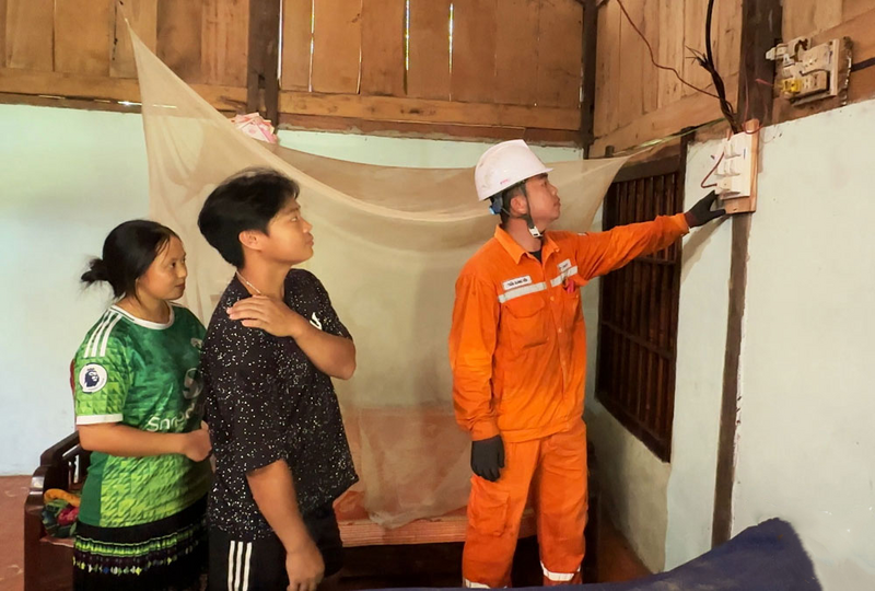 Người dân được hướng dẫn sử dụng điện