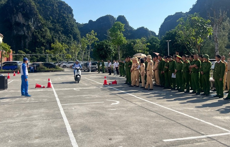 During training, in addition to the theory part, students also practice driving motorbikes in a simulated driving test for a Class A driver's license. Photo: Quang Ninh Provincial Police