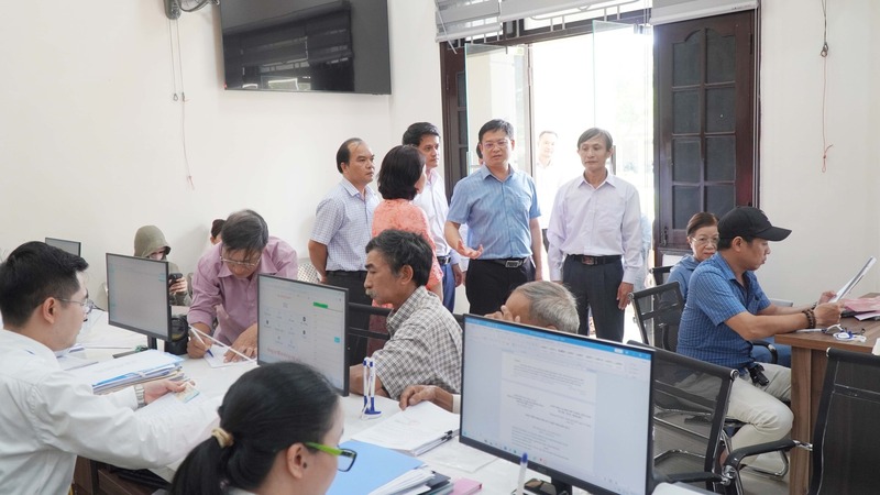 Lãnh đạo thành phố Huế kiểm tra công tác vận hành mô hình chính quyền 2 cấp tại các xã, phường. Ảnh: Nguyễn Tuấn