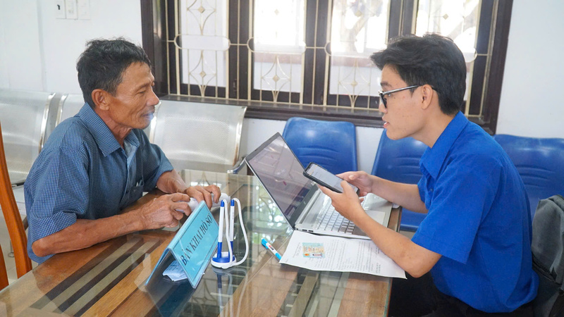 Thời gian đầu vận hành mô hình chính quyền 2 cấp, thành phố Huế bố trí thêm các đoàn viên tham gia hỗ trợ Nhân dân làm các thủ tục về hành chính. Ảnh: H. Minh