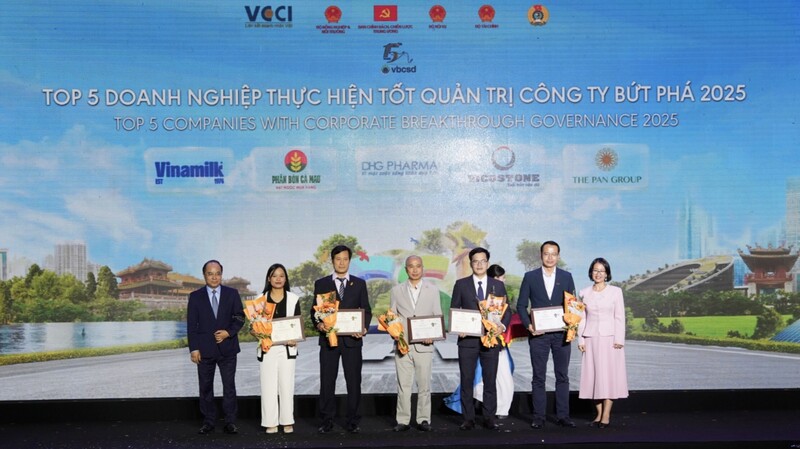 Ông Đồng Quang Thức, Phó Tổng Giám đốc Vicostone nhận giải tại hạng mục Top 5 Doanh nghiệp thực hiện tốt quản trị công ty bứt phá 2025. Ảnh: Thuỳ Dương