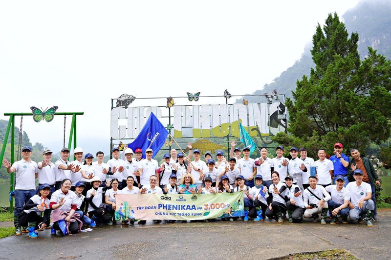 Phenikaa trao tặng 3.000 cây xanh cho dự án “Chung sức trồng rừng”, đồng thời trực tiếp trồng cây phủ xanh đất trống tại Vườn Quốc gia Cúc Phương (Ninh Bình). Ảnh: Thuỳ Dương