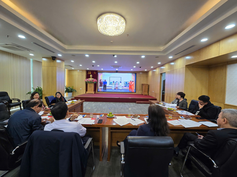 Hội đồng chung khảo xem xét kỹ lưỡng từng tác phẩm