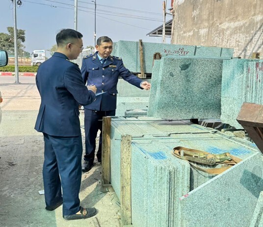 Đội Quản lý thị trường số 4 xử phạt một doanh nghiệp vi phạm trong kinh doanh vật liệu xây dựng. Ảnh: Quan lý thị trường Bắc Ninh