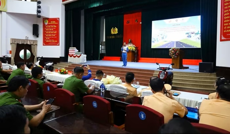 Da Nang City Police held the opening ceremony of a training conference for traffic police and commune-level police in carrying out the task of instructing students on safe motorbike driving skills. Photo: Da Nang Police