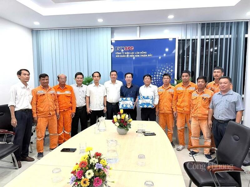 Ông Phan Sỹ Duy, Giám đốc PC Lâm Đồng trao quà hỗ trợ cho đội ngũ kỹ sư, công nhân tăng cường tham gia khắc phục sự cố. Ảnh: ĐVCC