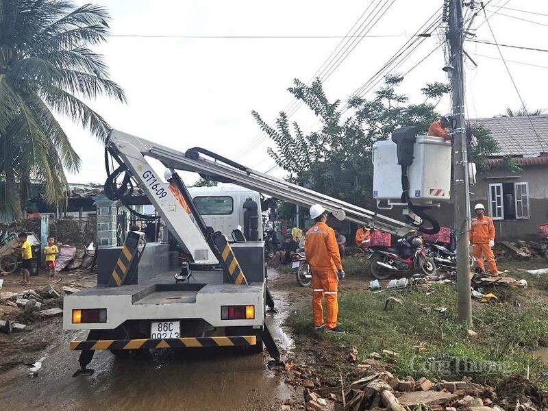 Công ty Điện lực Lâm Đồng huy động toàn bộ phương tiện và nhân lực để xử lý sự cố. Ảnh: ĐVCC