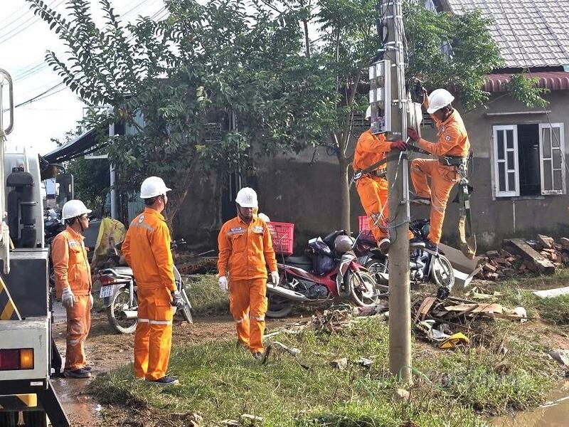 Công nhân Công ty Điện lực Lâm Đồng đang nỗ lực khôi phục điện sinh hoạt cho người dân vùng ngập lụt. Ảnh: ĐVCC