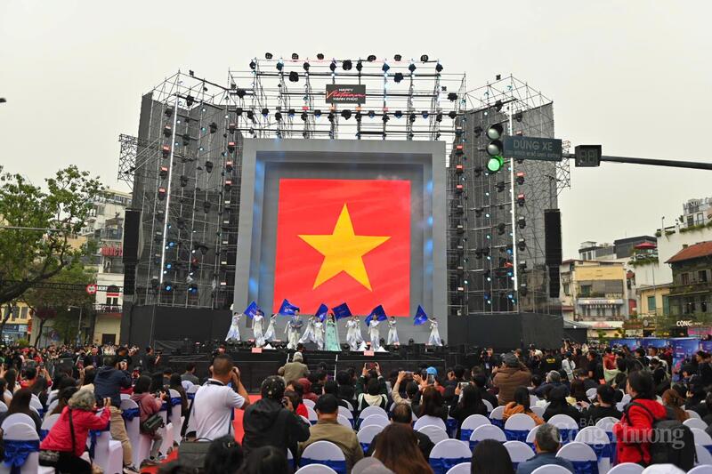 Chương trình nghệ thuật tại lễ khai mạc "Ngày hội Việt Nam hạnh phúc - Vietnam Happy Fest". Ảnh: Nam Nguyễn