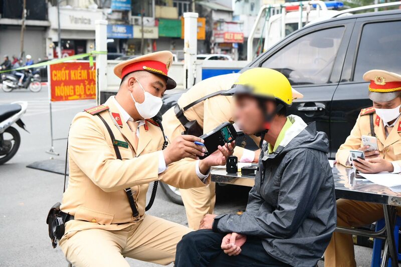 Lực lượng Cảnh sát giao thông kiểm tra nồng độ cồn với lái xe máy. Ảnh: Cục Cảnh sát giao thông