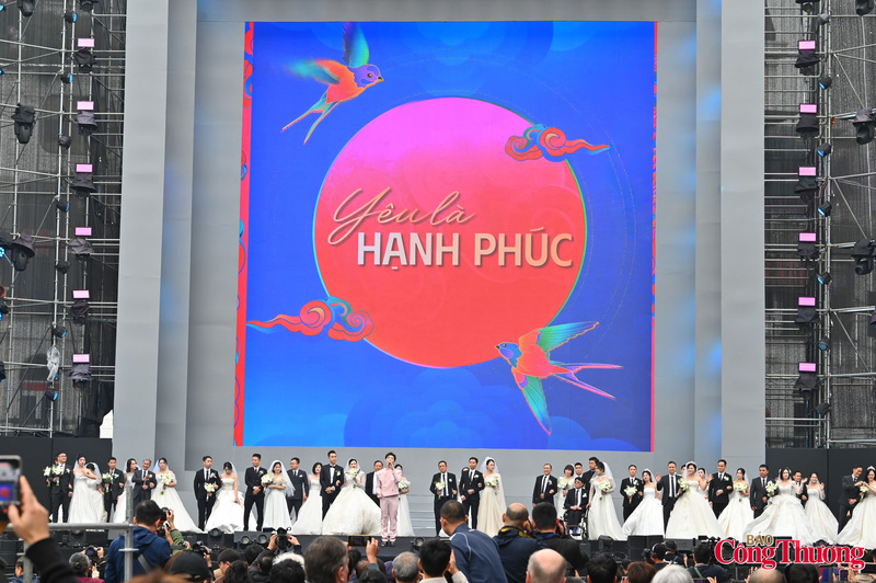 "Niềm vui của 80 cặp đôi hôm nay mang ý nghĩa biểu tượng cho 80 năm độc lập, tự do, hạnh phúc của dân tộc. Trong số họ có những đôi trẻ mới bắt đầu bước vào ngưỡng cửa của hạnh phúc, nhưng cũng có những đôi đã đi cùng nhau, đã nắm chặt tay nhau qua 15 năm, 20 năm và 30 năm. Họ chính là hình ảnh sống động cho thấy: Hạnh phúc không phải là phép màu, mà chính là sự thấu hiểu, sẻ chia bền bỉ qua từng ngày…", ông Lê Hải Bình nhấn mạnh.