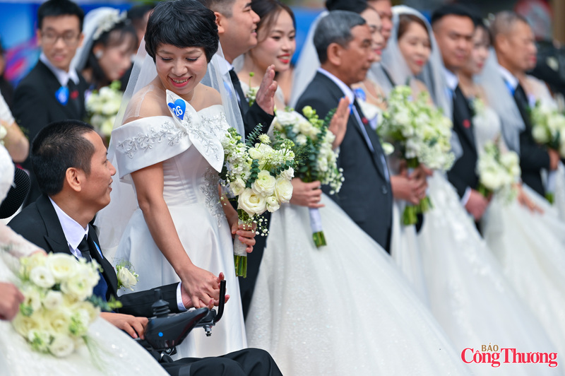 Trong không khí ấm cúng và thiêng liêng, 80 cặp đôi đã cùng nhau cử hành một lễ cưới chung. Hạnh phúc của họ, nảy mầm từ nền hòa bình và tự do, không chỉ là ngày vui riêng, mà còn là lời khẳng định rạng rỡ nhất cho khát vọng hạnh phúc của cả một dân tộc.