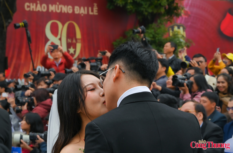 Sự kiện mang ý nghĩa đặc biệt trong không khí kỷ niệm 80 năm Quốc khánh và 50 năm thống nhất đất nước. Biểu trưng cho 80 năm độc lập – tự do – hạnh phúc của đất nước non sông là 80 cặp đôi cùng sánh bước trong ngày vui trọng đại của mình.