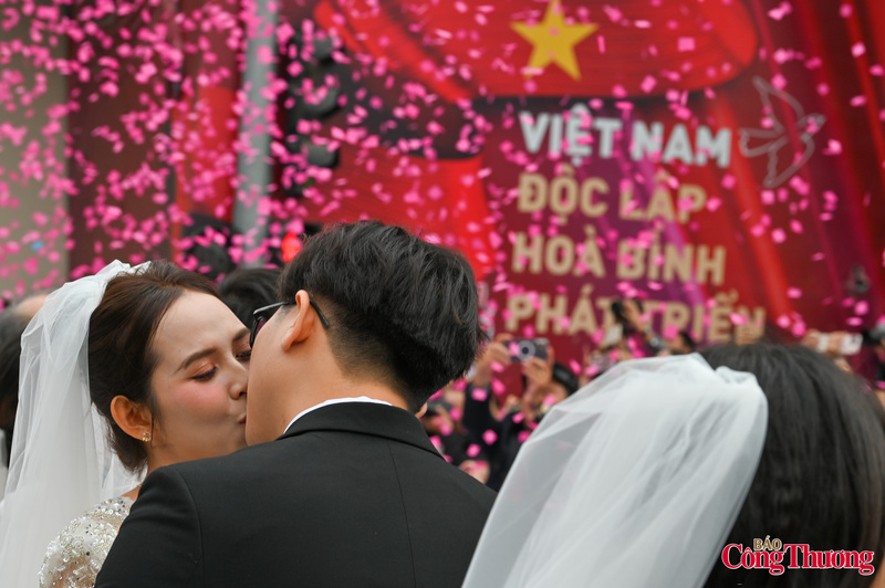 80 năm ấy được khắc họa qua 80 câu chuyện tình yêu của thế hệ hôm nay, những câu chuyện không chỉ được kể, mà còn được tôn vinh một cách trọn vẹn nhất.