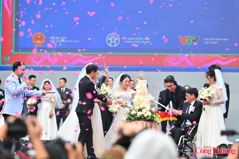 Tại Quảng trường Đông Kinh Nghĩa Thục, phố đi bộ hồ Hoàn Kiếm, giữa những ngày đông đầu tháng 12 - mùa cưới đẹp nhất trong năm, Hồ Gươm lộng lẫy chứng kiến giây phút thiêng liêng của 80 cặp uyên ương cùng trao lời nguyện ước trọn đời.