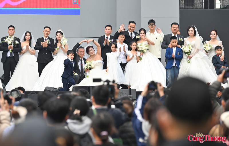 Trong số họ, có những đôi trẻ bước vào cuộc sống mới, và có những đôi đã cùng nhau đi qua 15, 30, 50 năm gắn bó. Họ chính là hình ảnh sống động cho thấy rằng hạnh phúc không phải là phép màu, mà là sự thấu hiểu và sẻ chia mỗi ngày.