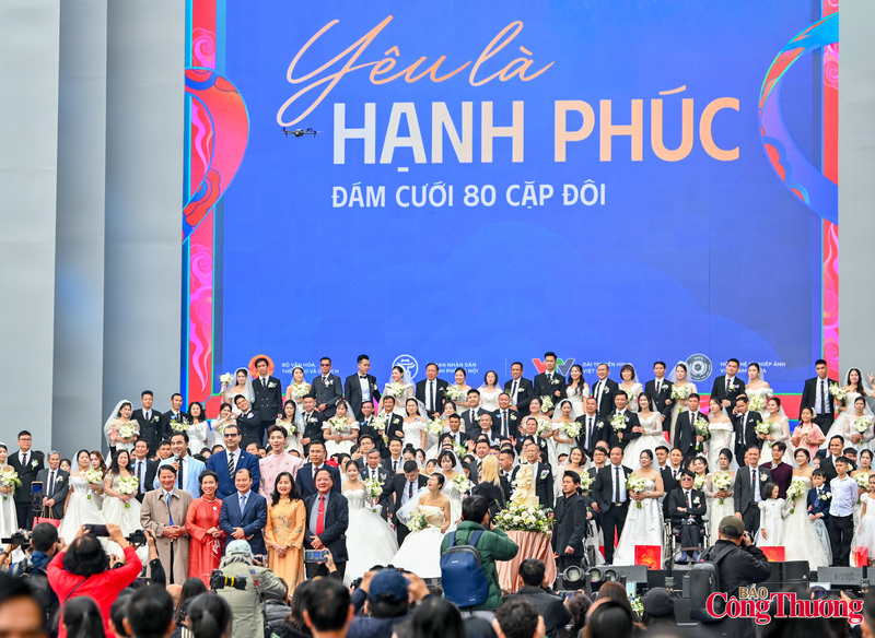 Trong không khí hạnh phúc giữa sự chứng kiến và theo dõi của đông đảo khán giả, các cặp đôi đã chia sẻ niềm hạnh phúc của mình ngay trên sân khấu.