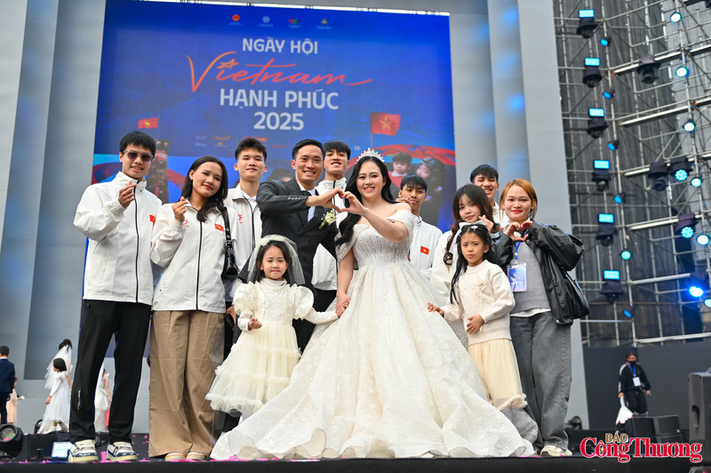 Trong lễ cưới, với từng câu chuyện, các cặp đôi đã chia sẻ niềm vui chung, cuộc sống thường ngày, cùng nhau trải qua những khó khăn trong cuộc sống và vẹn nguyên tình yêu đến ngày hôm nay.