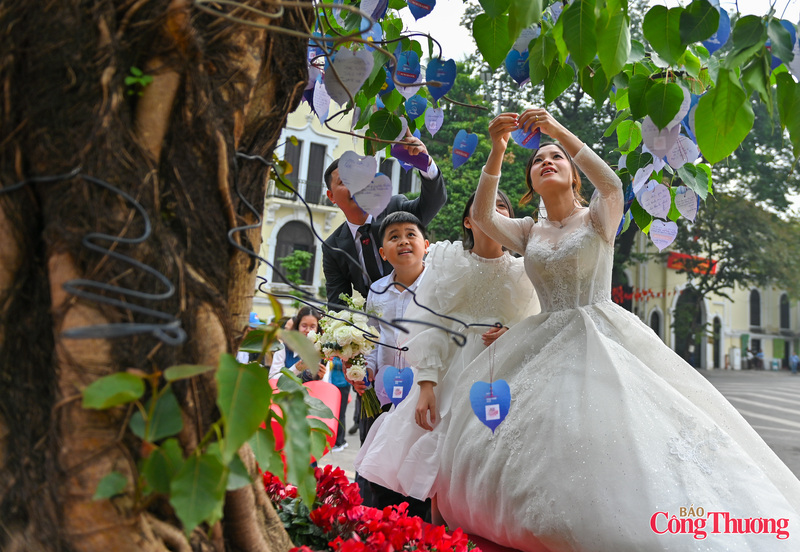 Các gia đình tham gia viết những điều may mắn lên cây ước nguyện.