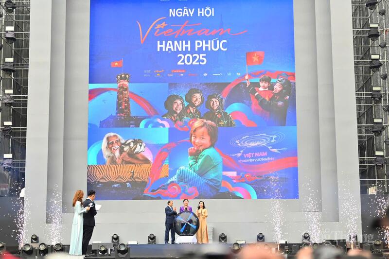 Lễ khai mạc "Ngày hội Việt Nam hạnh phúc - Vietnam Happy Fest 2025". Ảnh: Nam Nguyễn