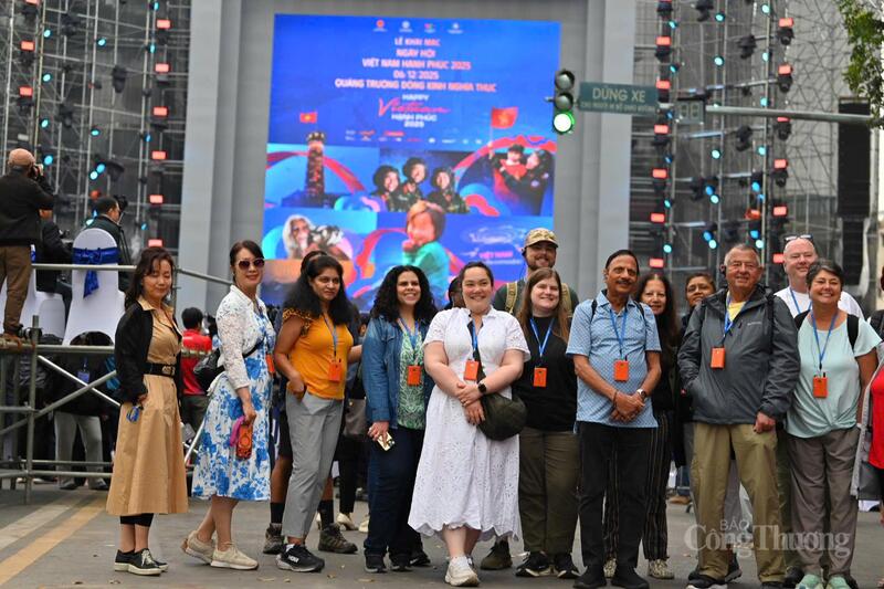 Chương trình thu hút sự quan tâm của người dân, du khách. Ảnh: Nam Nguyễn