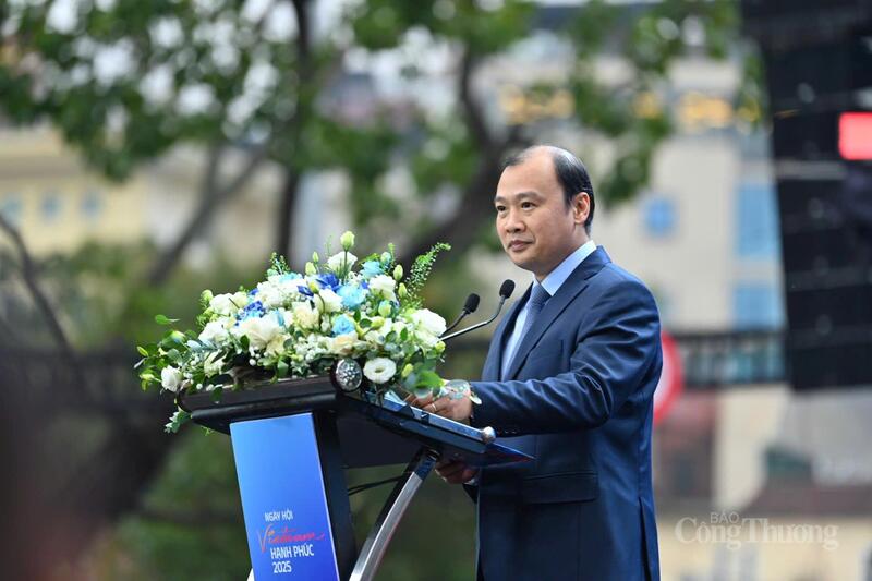 Thứ trưởng Bộ Văn hóa, Thể thao và Du lịch - ông Lê Hải Bình phát biểu khai mạc "Ngày hội Việt Nam hạnh phúc - Vietnam Happy Fest 2025" . Ảnh: Nam Nguyễn