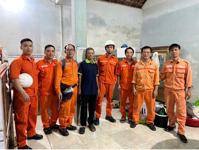 Đội xung kích hỗ trợ sửa chữa điện của Đoàn thanh niên EVNGENCO2