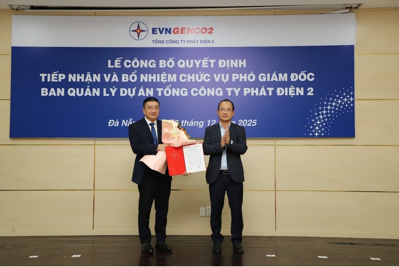 Ông Nguyễn Hữu Thịnh trao quyết định và tặng hoa chúc mừng ông Đào Xuân Đức